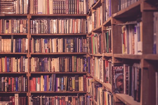 Une grande bibliothèque